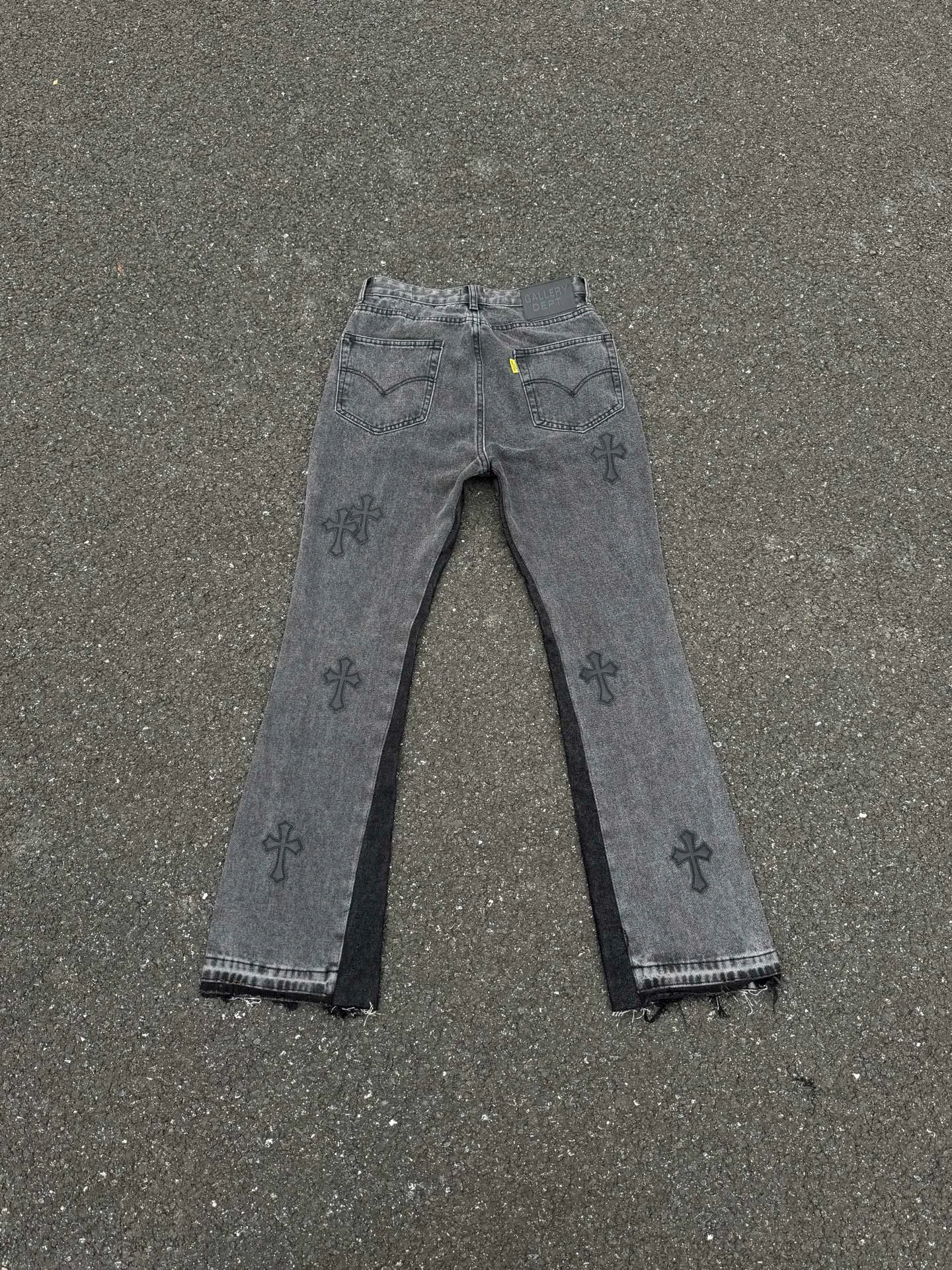 P260💰G99 GALLERY DEPT. Crow's leather cross denim bell-bottoms washed distressed spliced ​​jeans denim washing factory. During the process, the owner of the washing factory helped introduce a boss who once worked at Levi's OEM factory and then started his own business. This also paved the way for the following styles. Therefore, Levi's remodeled single product for the base plate is really familiar. Whether it is the fabrics supplied or the lathes used in production, there is nothing to choose from. -Color: Black -Size: S-XXL (corresponding to 28-36)